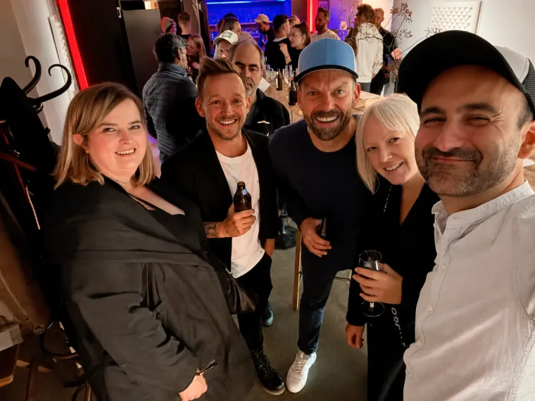 Ausgelassene Stimmung an der Bar bei Beer und Beats