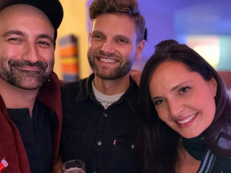 Selfie-Moment unter Freunden bei Beer und Beats