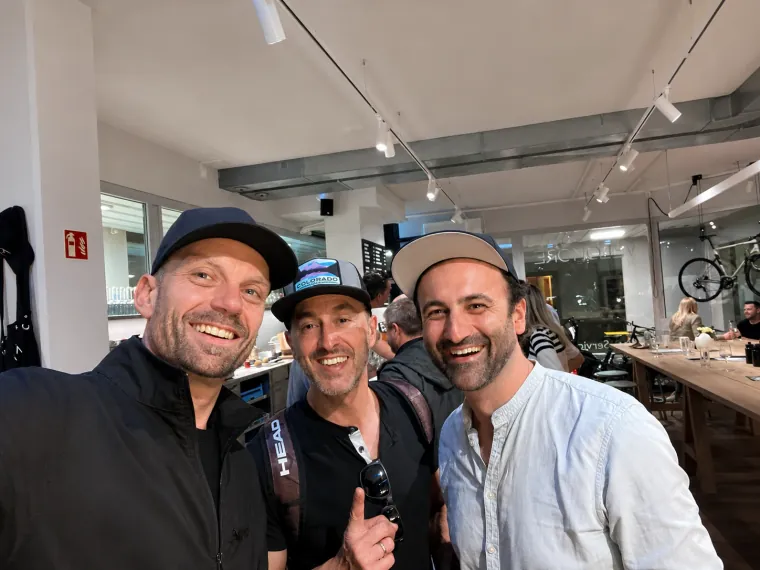Selfie-Moment unter Freunden bei Beer und Beats