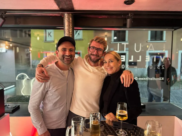 Anstoßen unter Gästen bei Beer und Beats