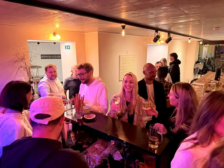 Gruppenfoto bei einer Beer-and-Beats-Nacht