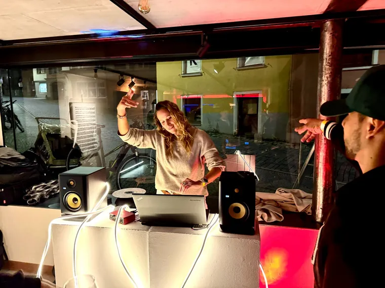 Freunde feiern bei einer Beer-and-Beats-Nacht in Bregenz
