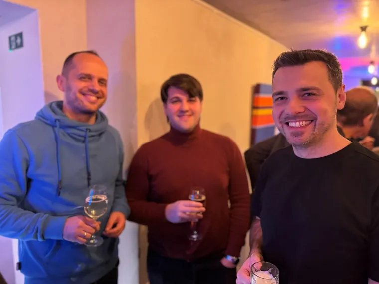 Anstoßen unter Gästen bei Beer und Beats