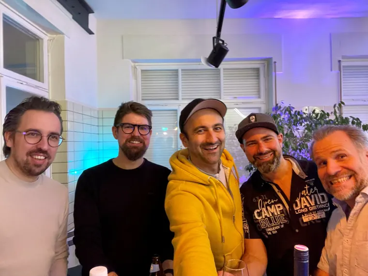 Gruppenfoto bei einer Beer-and-Beats-Nacht