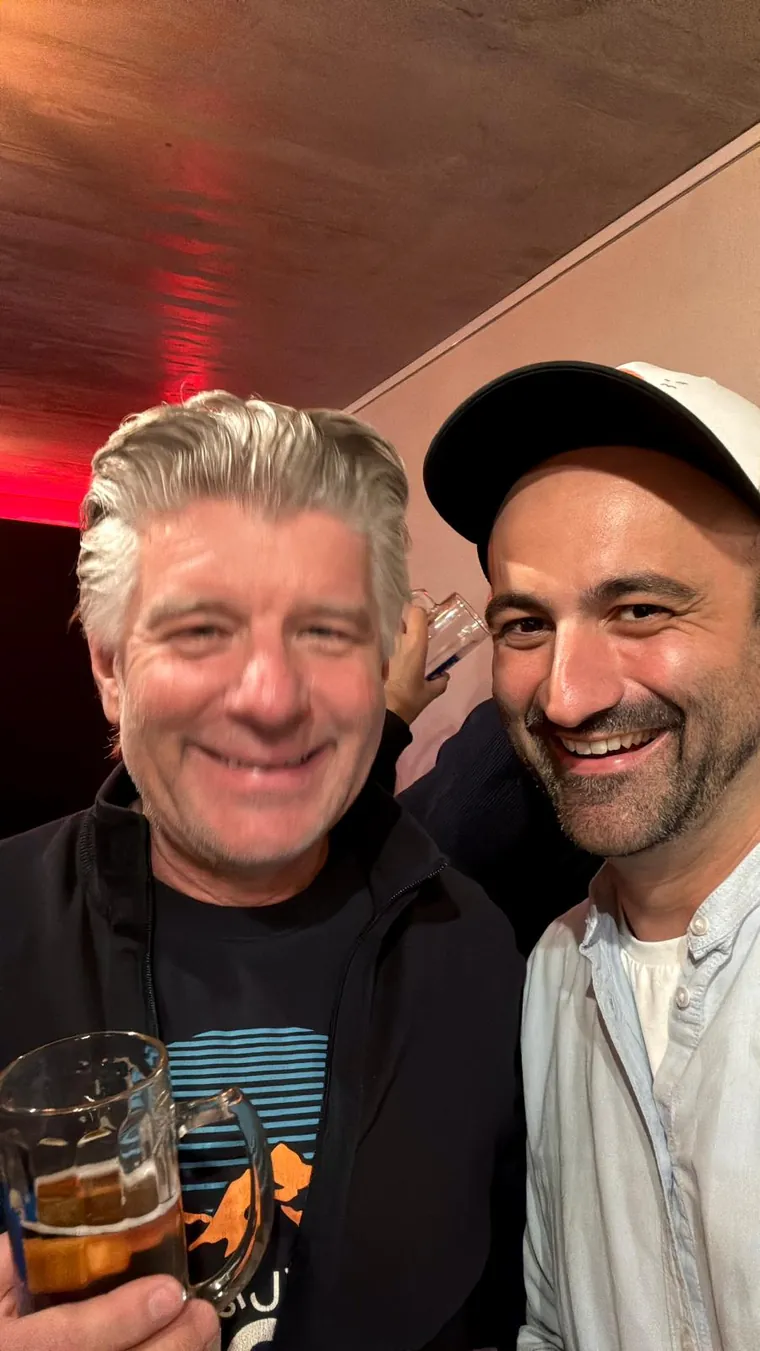 Freunde feiern bei einer Beer-and-Beats-Nacht in Bregenz