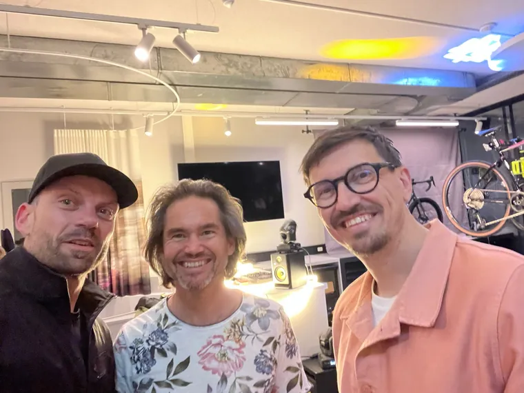 Anstoßen unter Gästen bei Beer und Beats